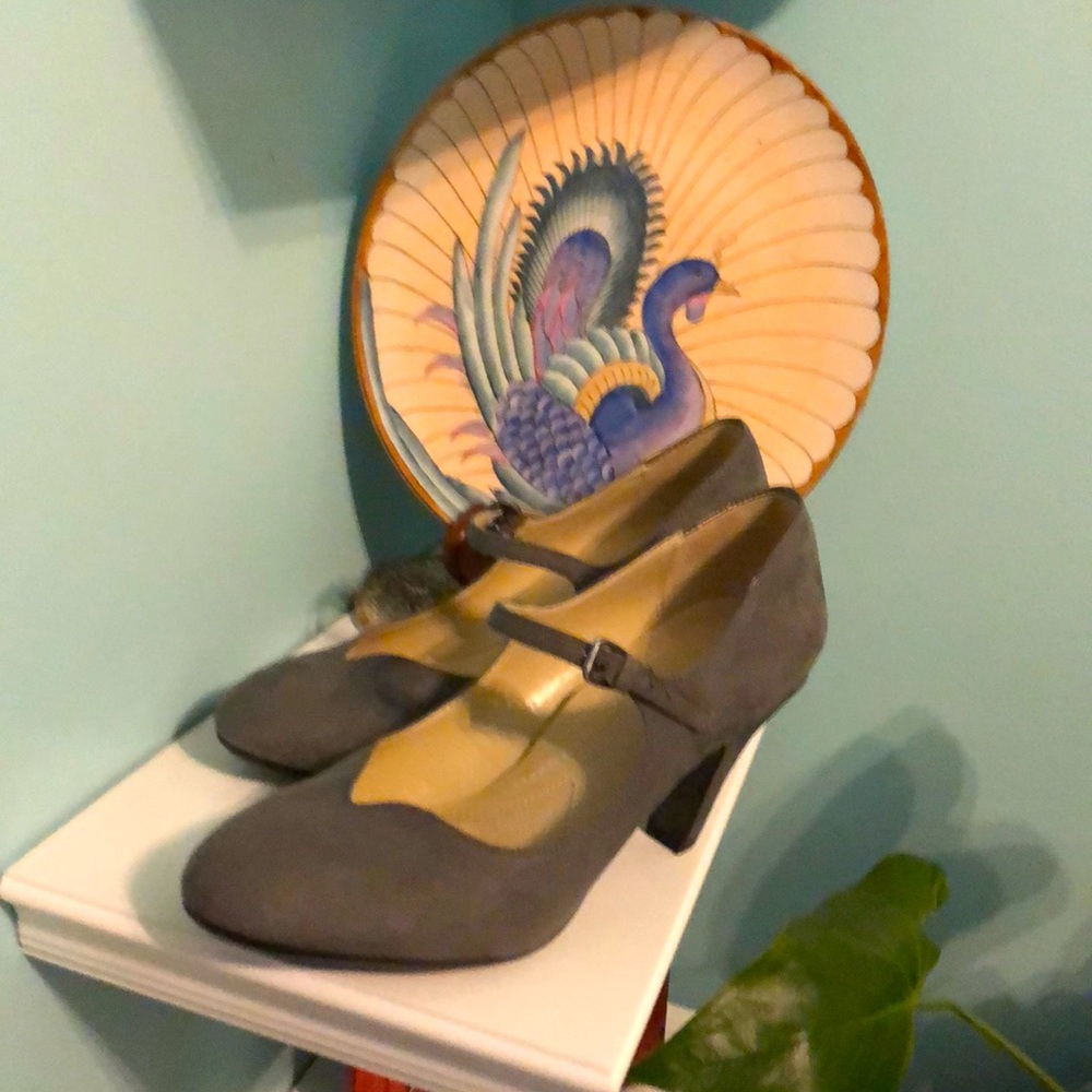 PERFECT,BEAUTIFUL GREY MARY JANES-SZ 71/2-3”HEEL
